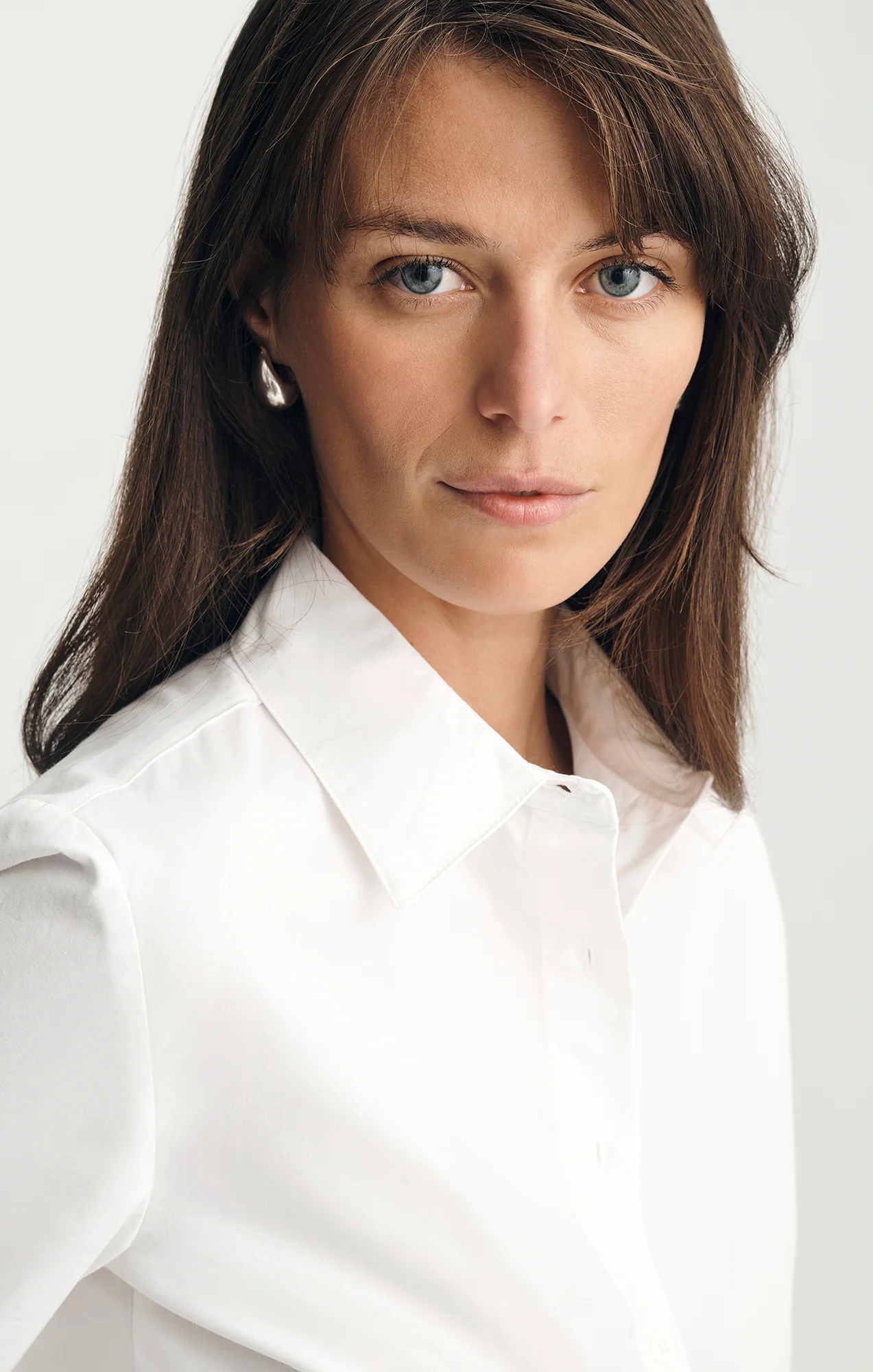 TAILORED LONG SLEEVE BUTTON-UP SHIRT IN WHITE - Image 4