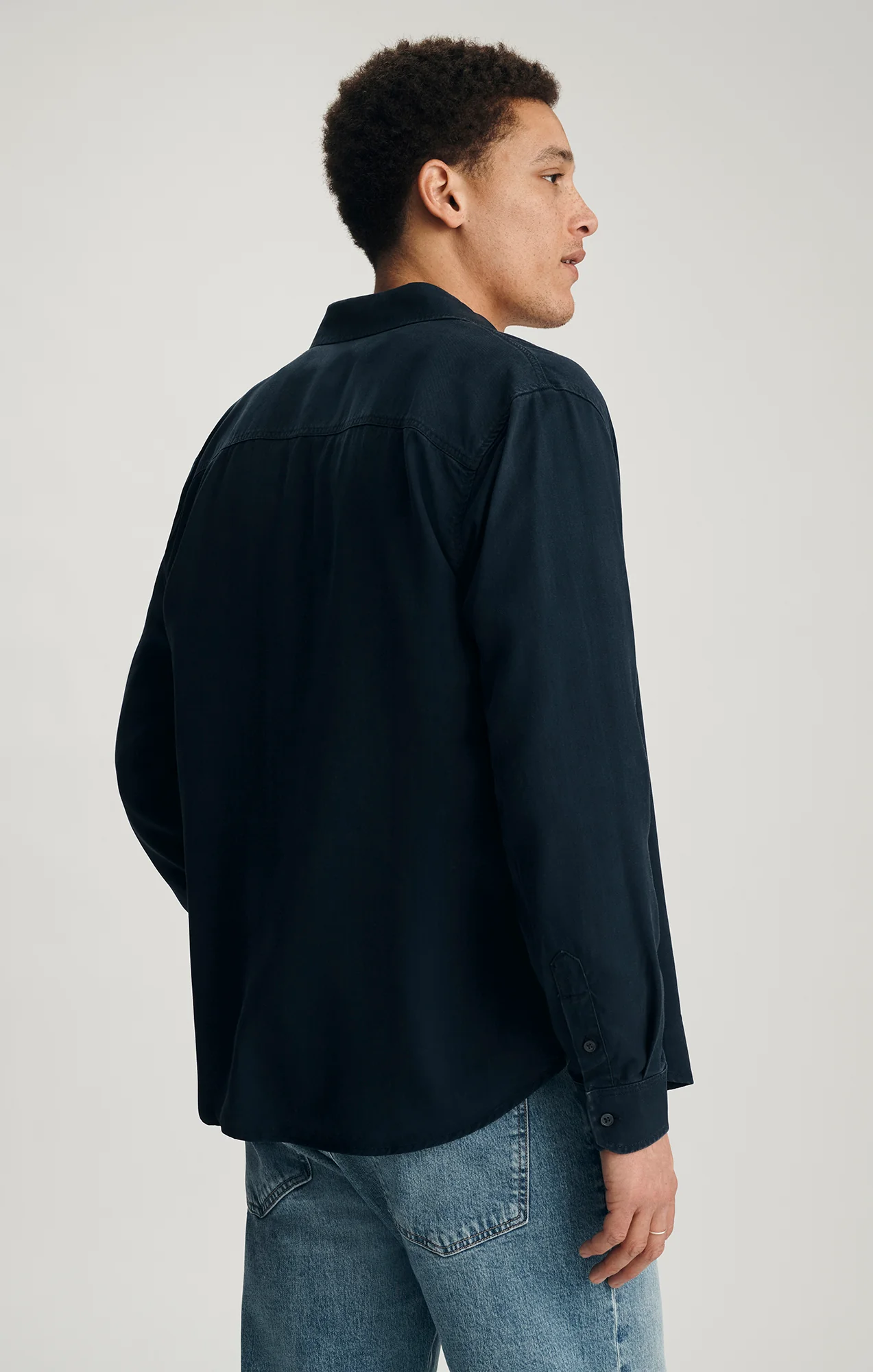 TENCEL™ BUTTON-UP SHIRT IN BLUE NIGHTS - Image 2