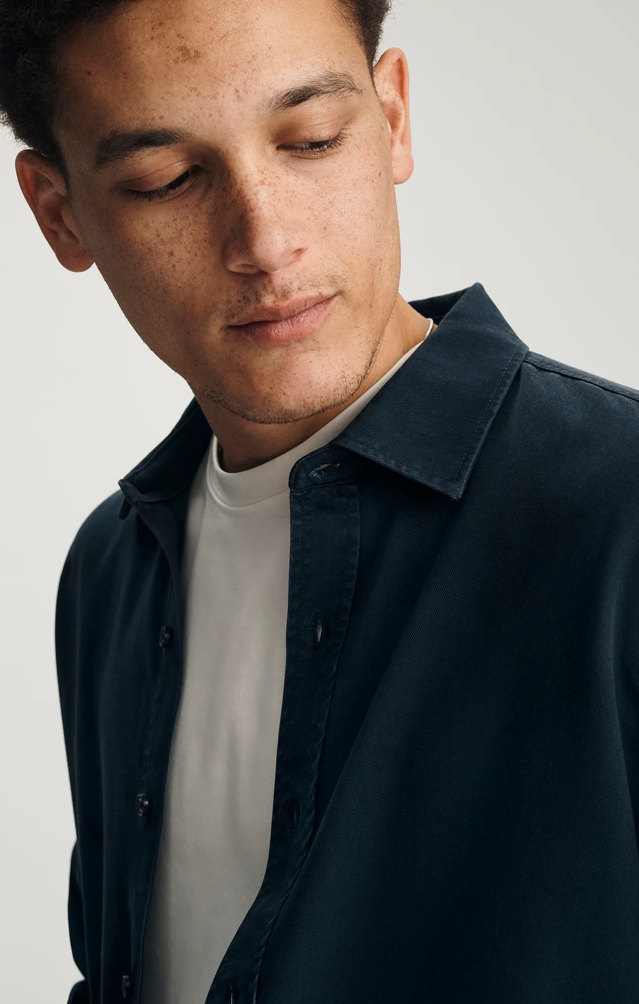 TENCEL™ BUTTON-UP SHIRT IN BLUE NIGHTS - Image 3