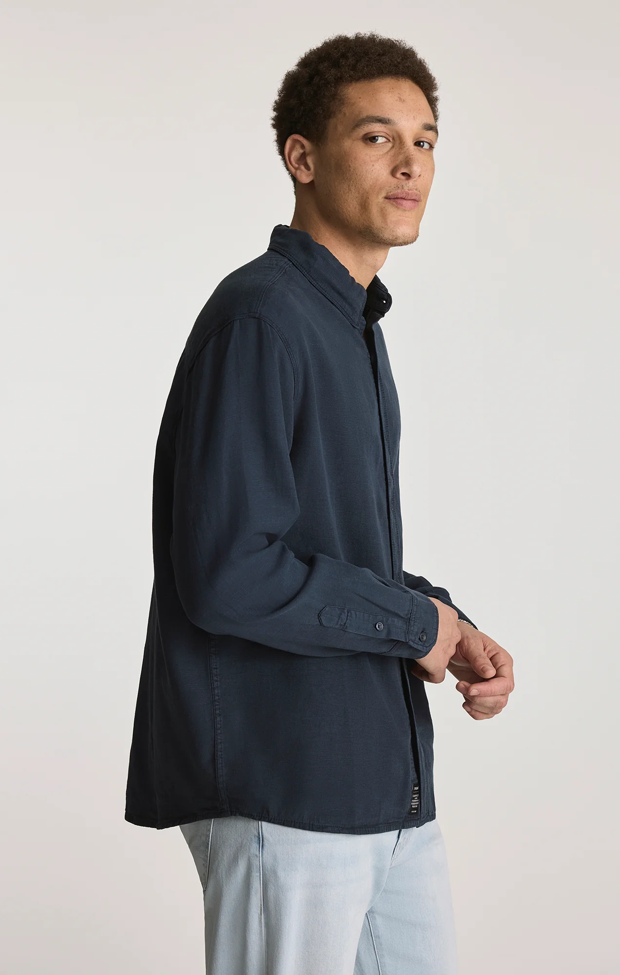 TENCEL™ BUTTON-UP SHIRT IN TOTAL ECLIPSE - Image 3