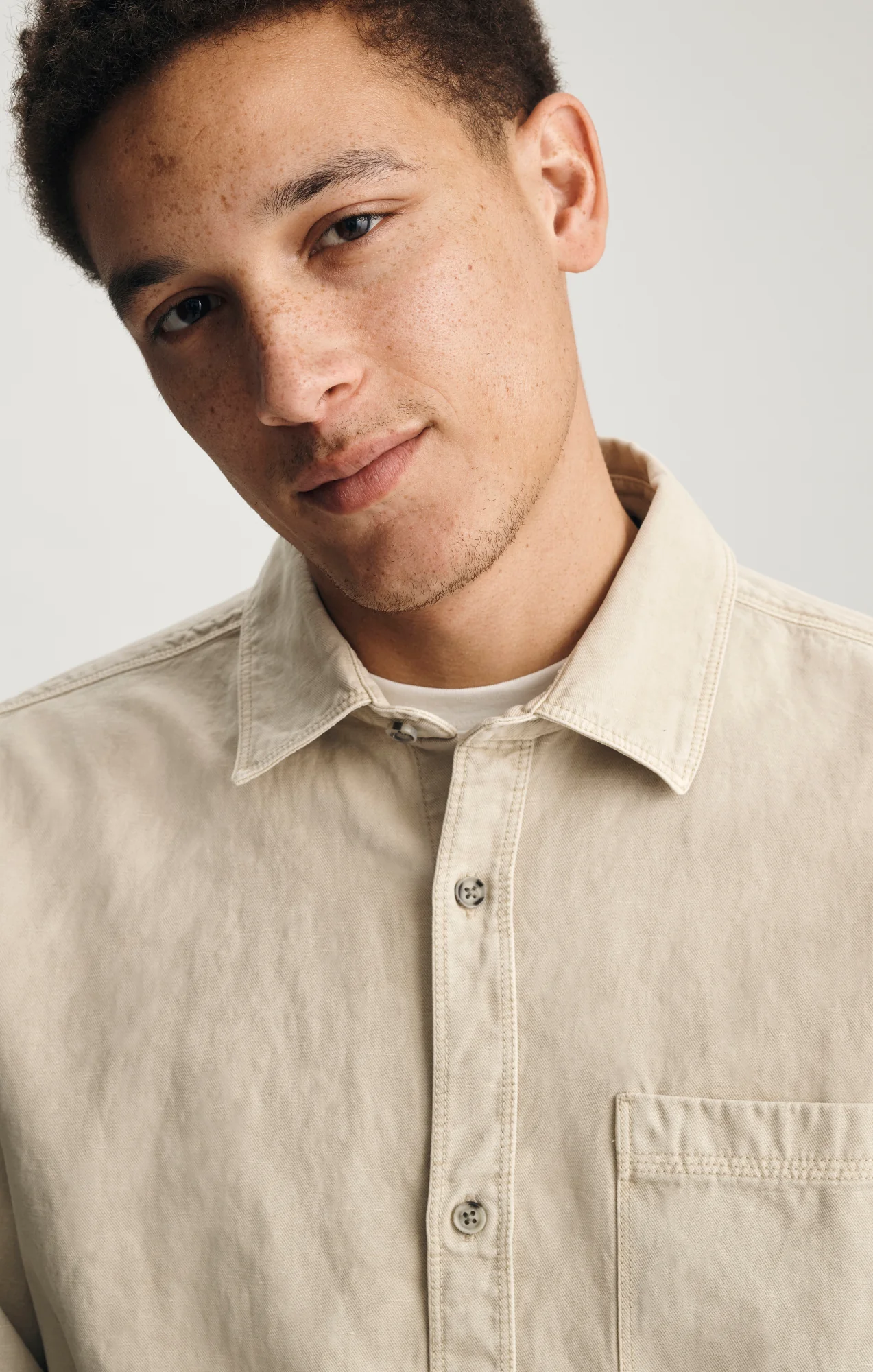 TENCEL™ ONE POCKET BUTTON-UP SHIRT IN FEATHER GRAY - Image 3