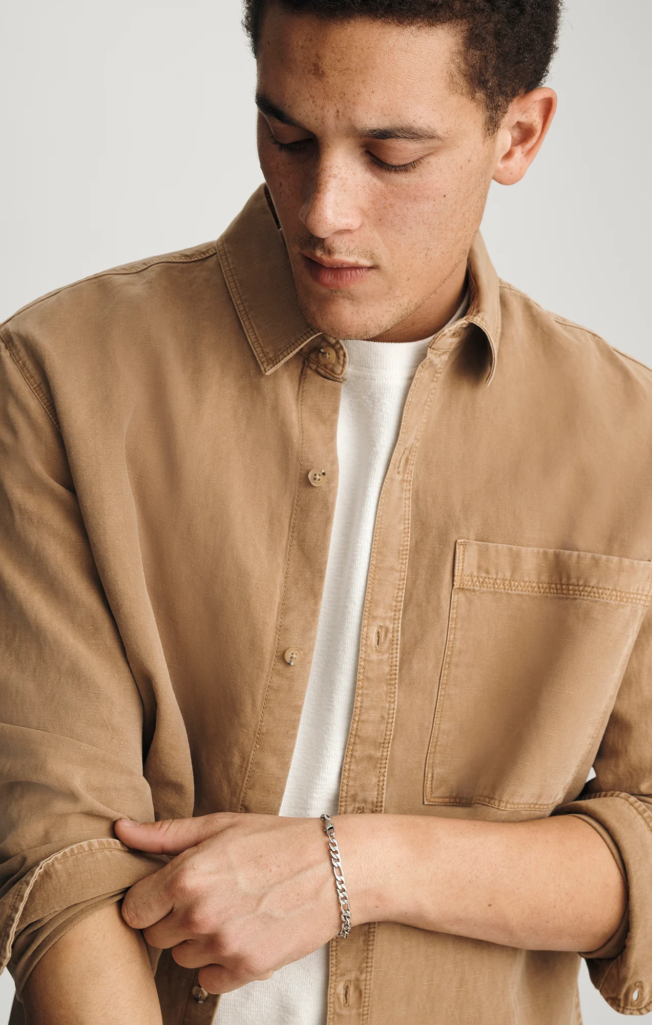 TENCEL™ ONE POCKET BUTTON-UP SHIRT IN TIGER'S EYE - Image 3