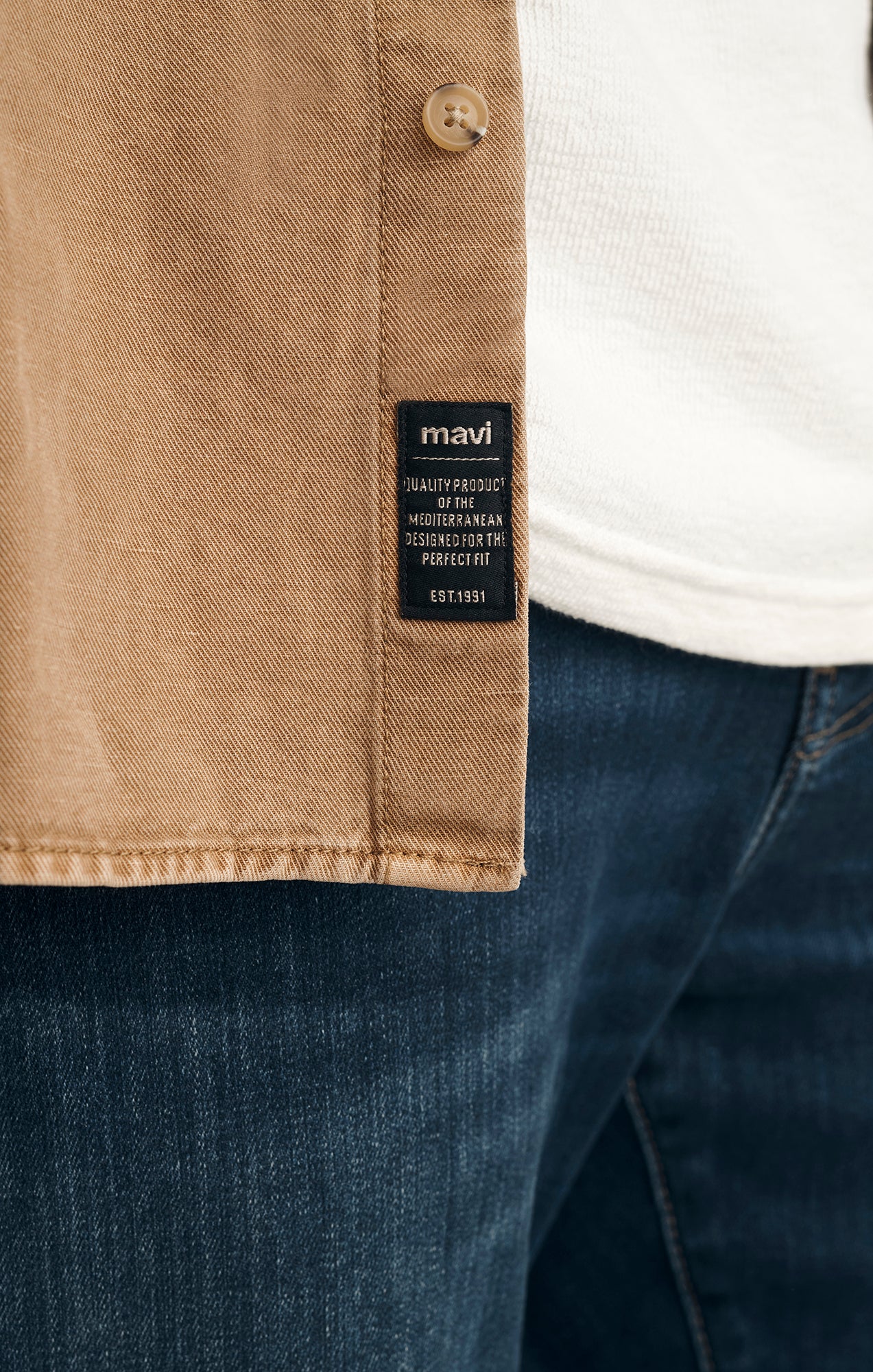 TENCEL™ ONE POCKET BUTTON-UP SHIRT IN TIGER'S EYE - Image 4