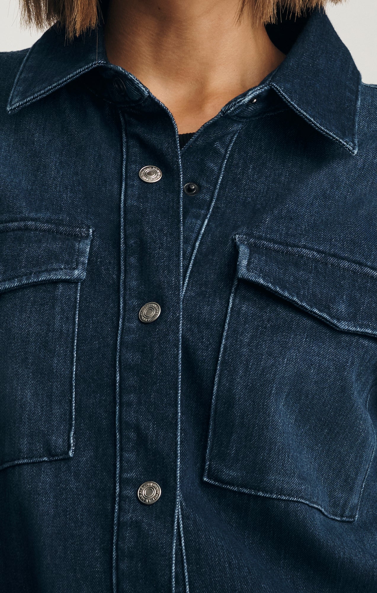 TIA DENIM SHIRT IN DARK BLUE MOVE - Image 5