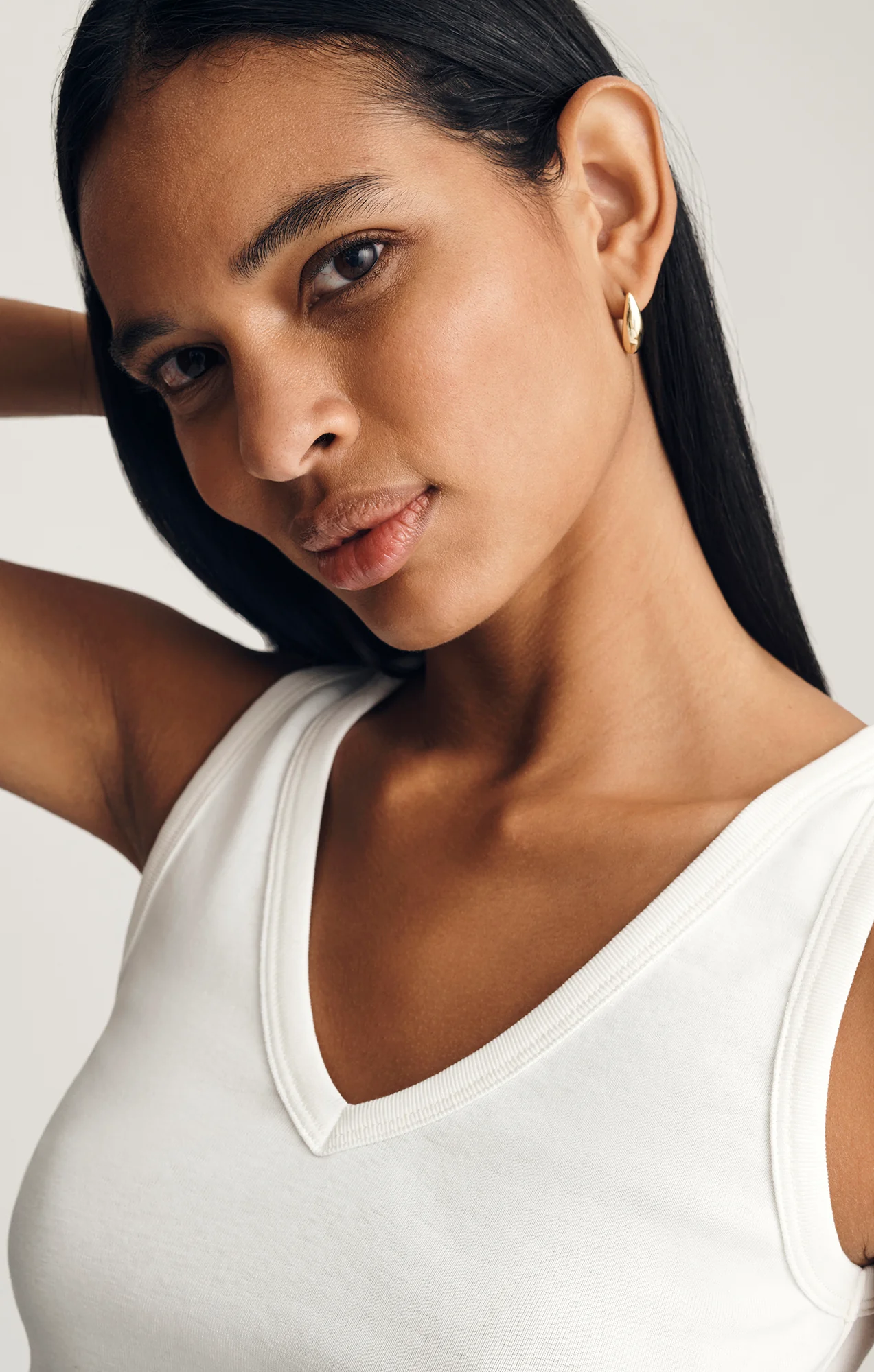 V-NECK TANK TOP IN WHITE - Image 2