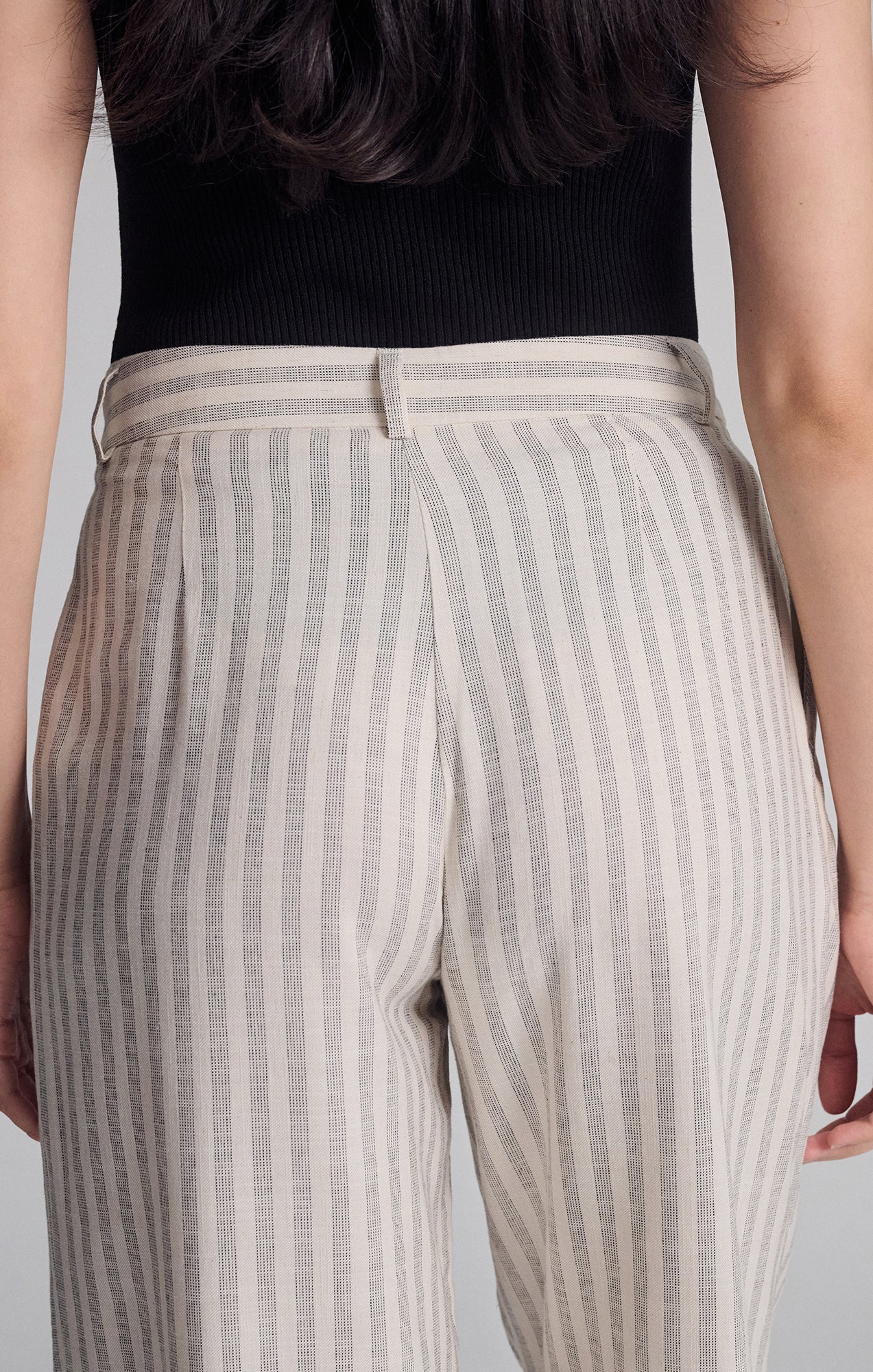 WOVEN BUTTON PANTS IN BLACK STRIPE - Image 5