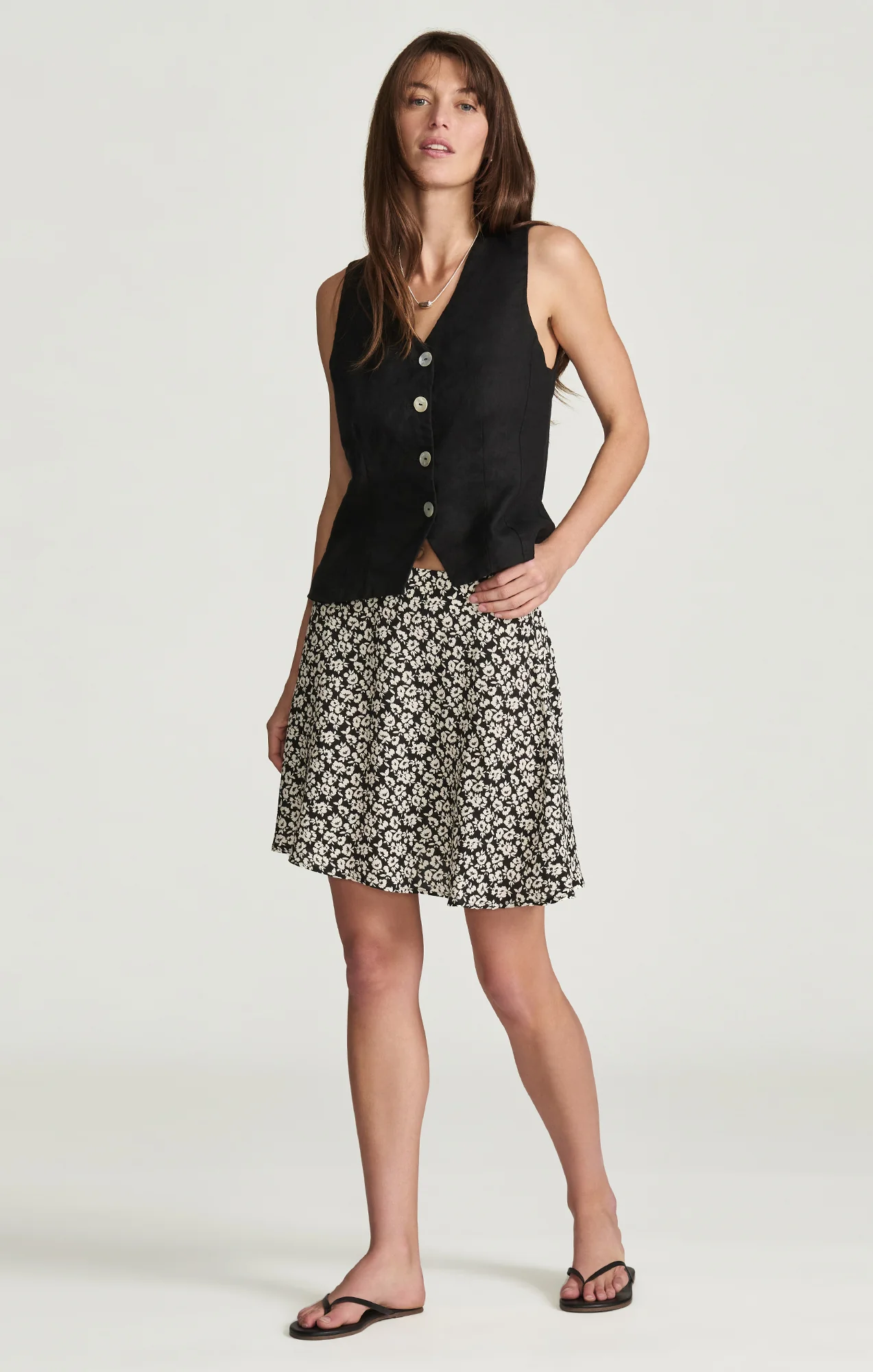 WOVEN MINI SKIRT IN NAVY FLOWER PRINT - Image 2