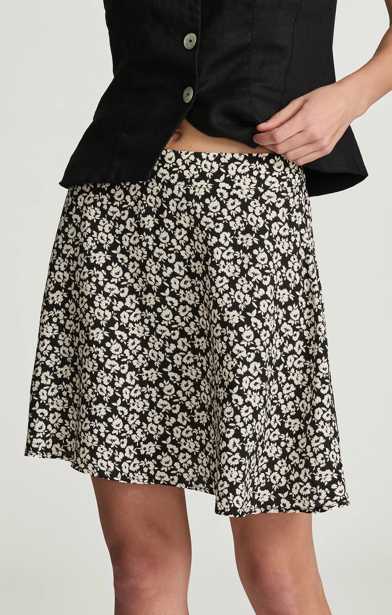 WOVEN MINI SKIRT IN NAVY FLOWER PRINT - Image 3