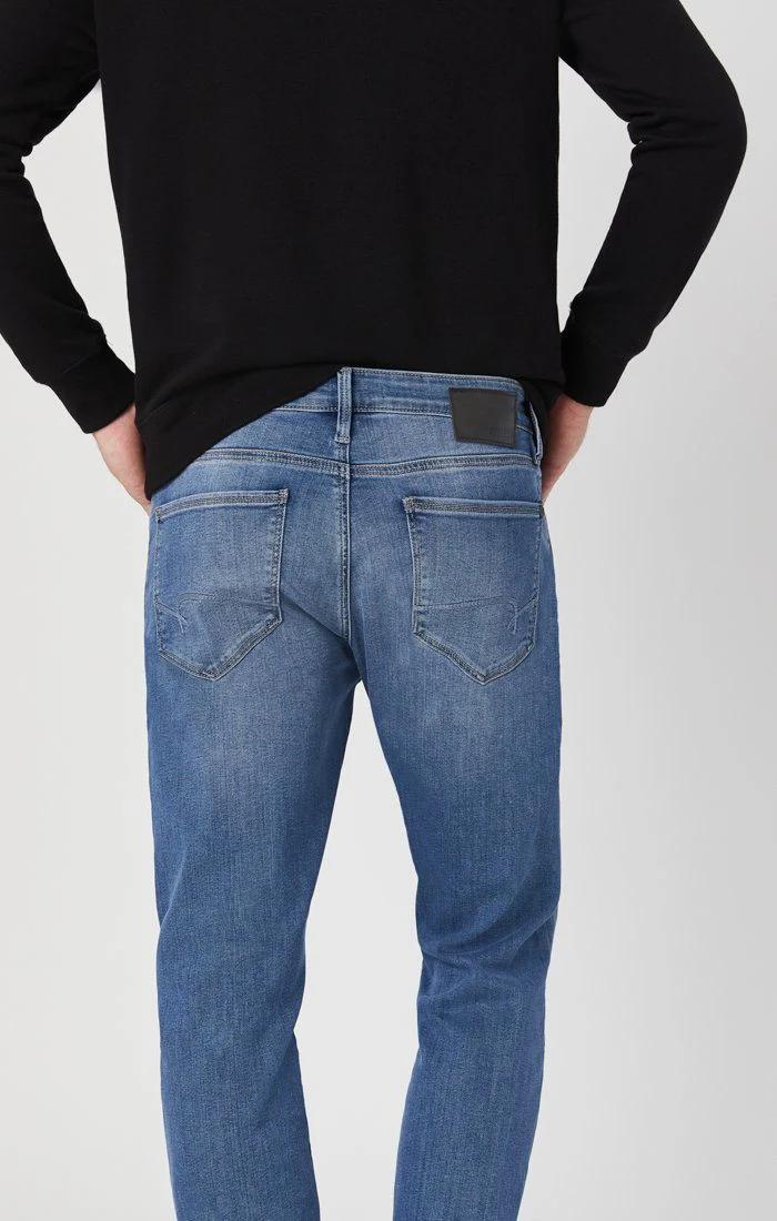 ZACH STRAIGHT LEG JEANS IN LIGHT SUPERMOVE - Image 4