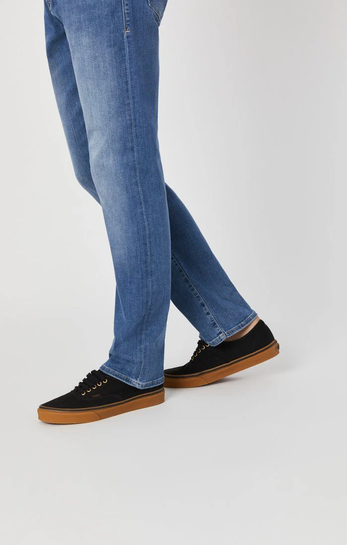 ZACH STRAIGHT LEG JEANS IN LIGHT SUPERMOVE - Image 5